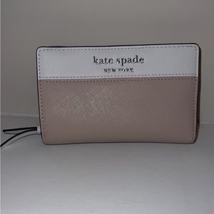 Small Kate Spade wallet in great condition. Barely used.
